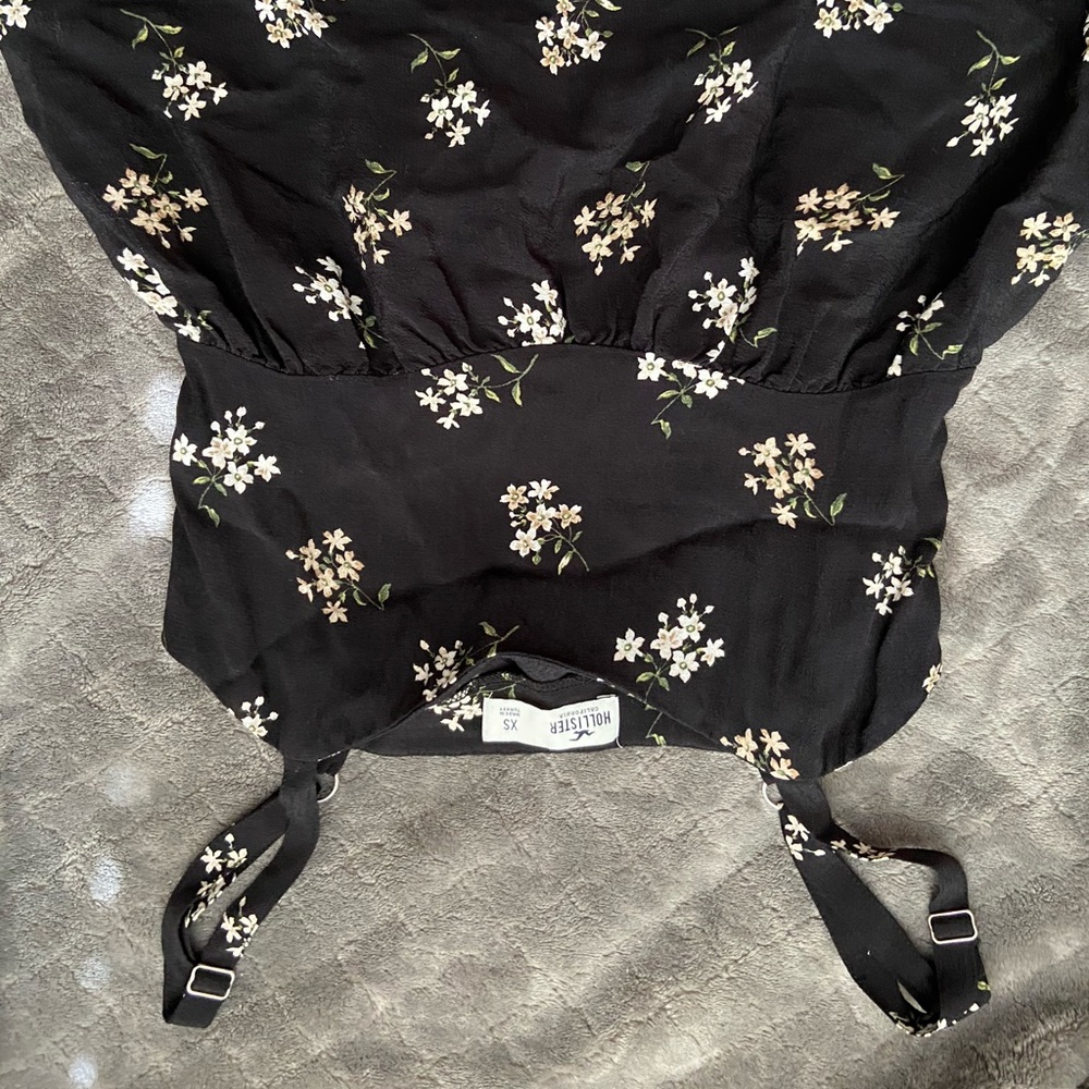 Flower cropped tank top.